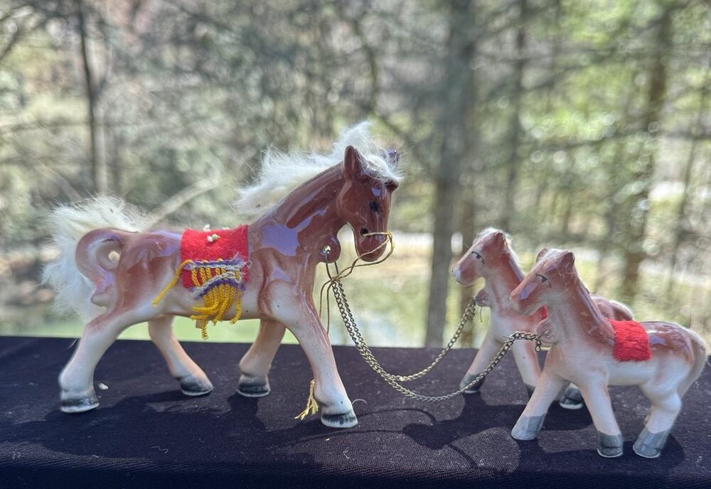 Ceramic Horse And Two Ponies On Chain 1950s Dee Bee Co. Japan Lo15